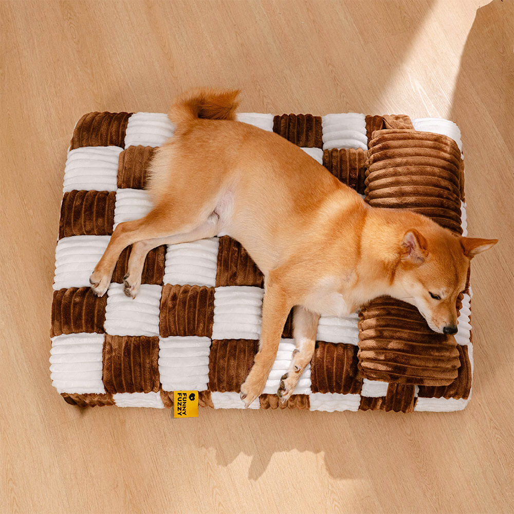 Kleineres orthopädisches Hundebett (M) mit elegantem Schachbrett-Plüsch, waschbar & langlebig.
