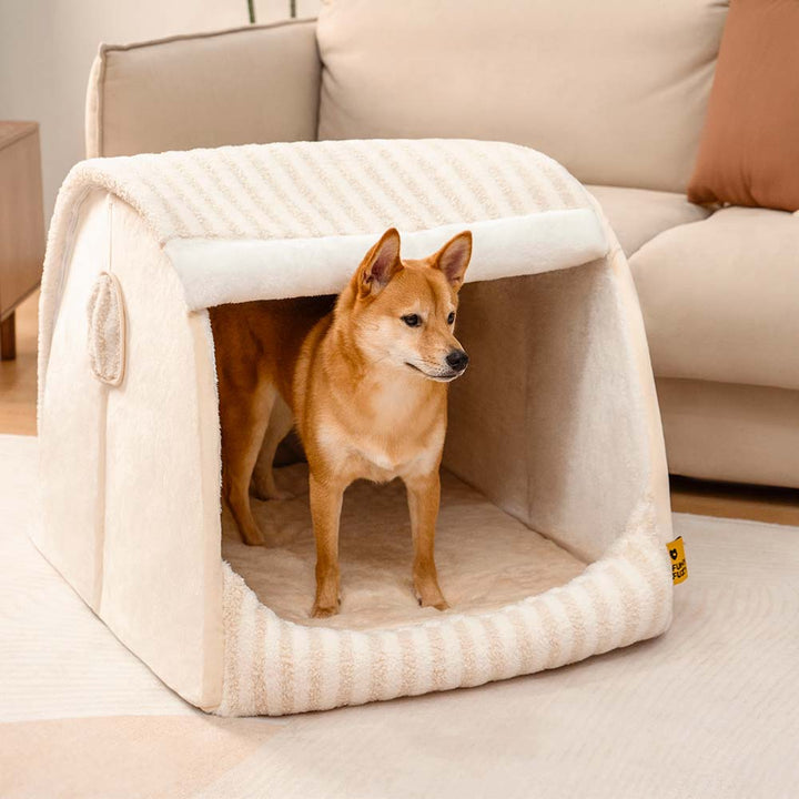 Seitlicher Blick auf das dicke, orthopädische Hundebett mit Streifen, das Gelenke stützt.