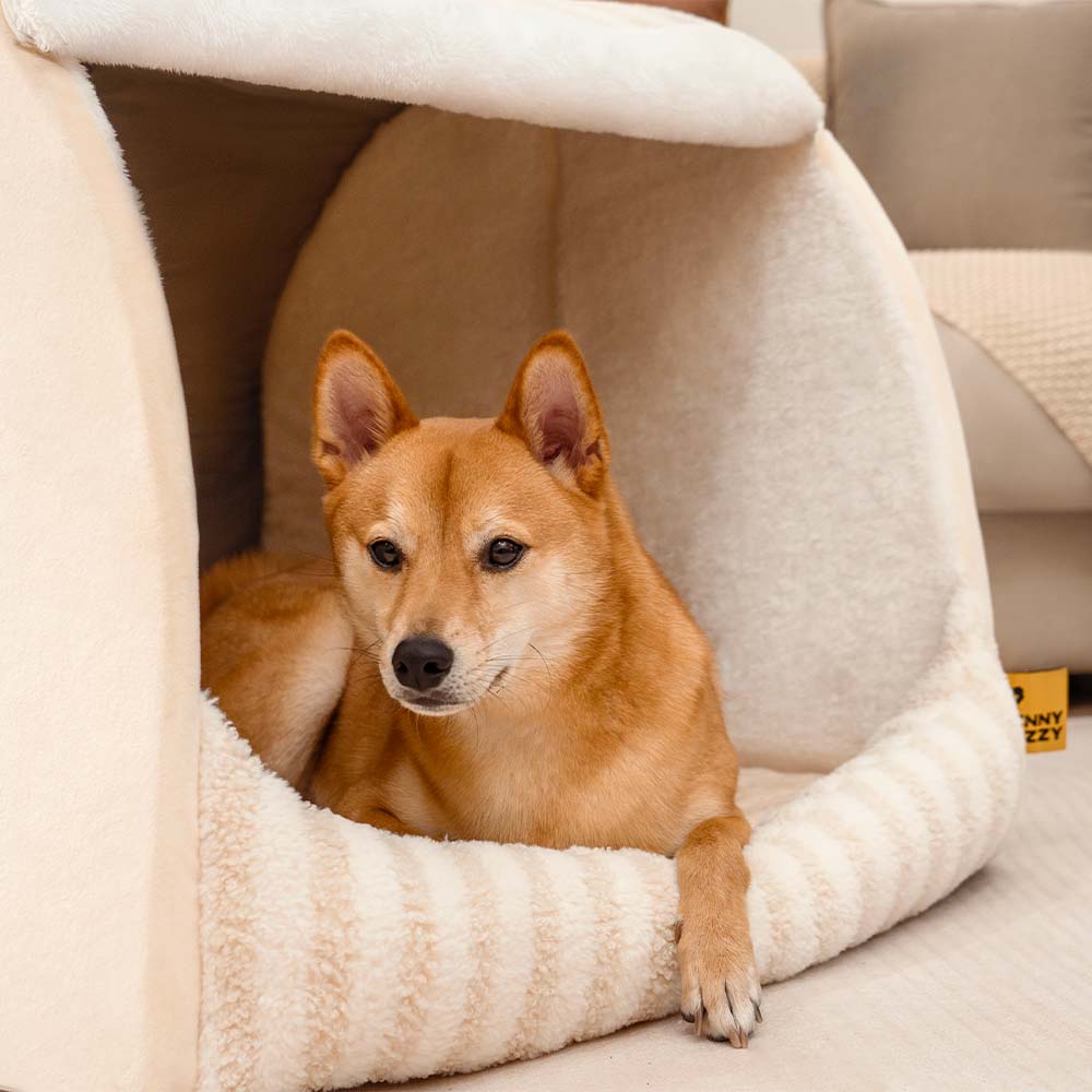 Dieses orthopädische Hundebett in Grau-Beige mit Streifenmuster bietet optimalen Halt.