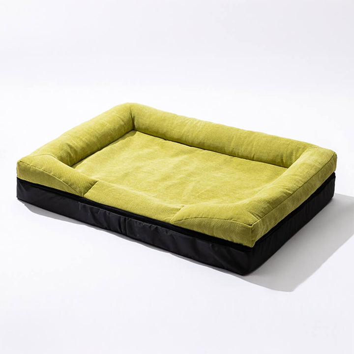 Hund schläft tief auf dem bequemen, orthopädischen Gelenk-Hundebett, entspannend.