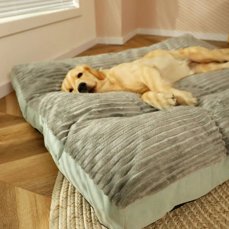 Seitenansicht des dicken orthopädischen Hundekissens SnuggleRest für optimale Gelenkentlastung und Komfort.