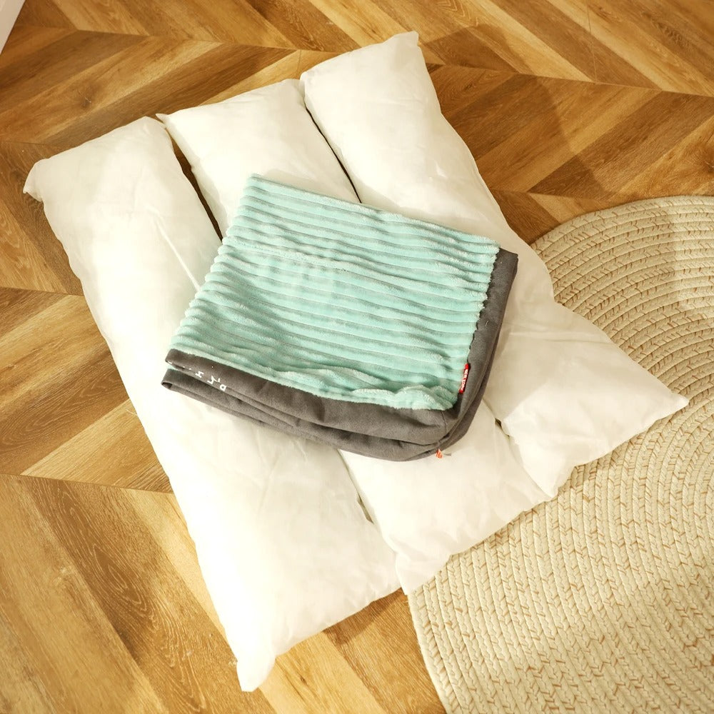 Modernes orthopädisches Hundebett SnuggleRest in einem Wohnzimmer. Perfekter, gemütlicher Schlafplatz für Hunde.