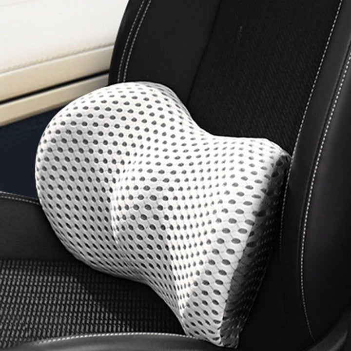 Ergonomisches Lendenkissen aus Memory-Schaum für effektive Rückenentlastung im Büro oder Auto.