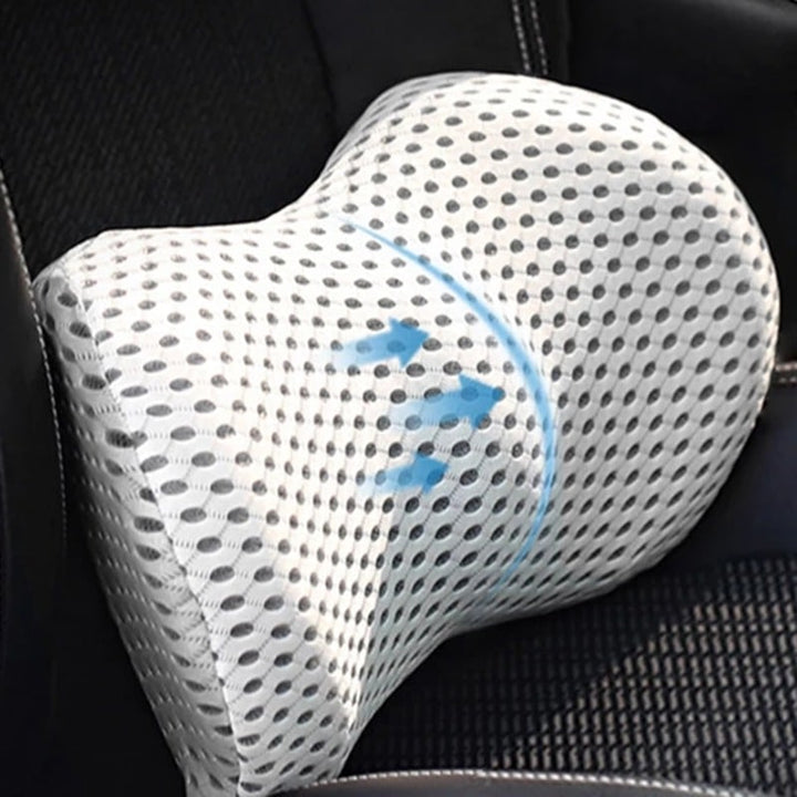 Orthopädisches Autokissen zur Lendenwirbelstütze, verbessert Sitzkomfort auf langen Fahrten.