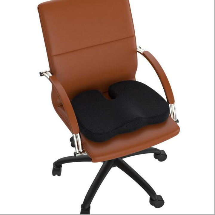 Detailansicht des Memory-Sitzkissens; ergonomische Form zur Unterstützung von Rücken und Steißbein.