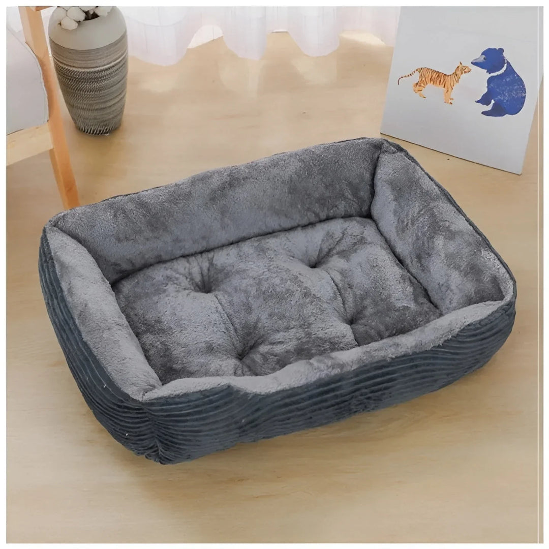 Entspannter Hund schläft im orthopädischen KuschelNest Plüsch-Hundebett. Gelenkschonend & weich für tiefe Ruhe.