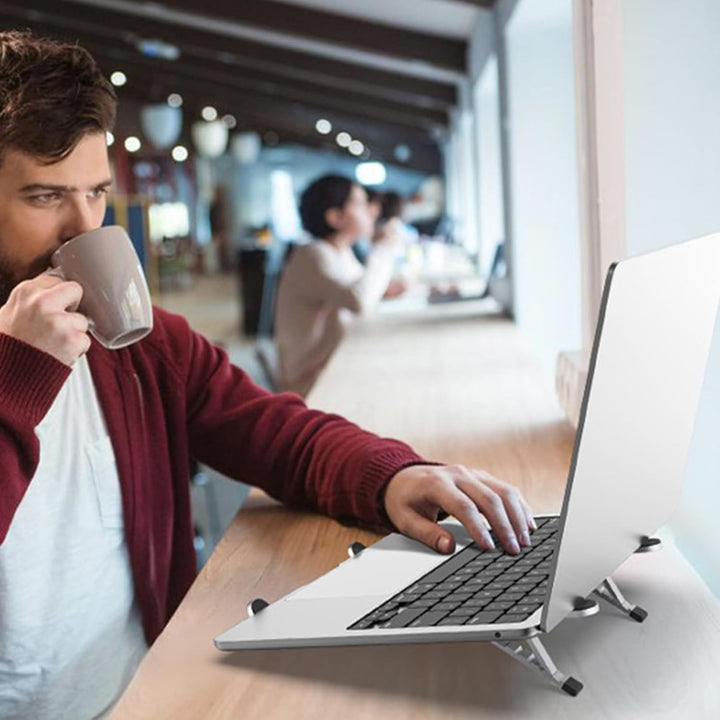 Ergonomischer, höhenverstellbarer Laptopständer für eine gesunde Körperhaltung am Schreibtisch. Faltbar.