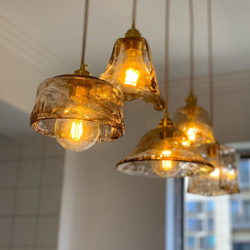 Detailansicht der ovalen schwarzen Deckenleuchte; die Kristalle reflektieren das Licht elegant.
