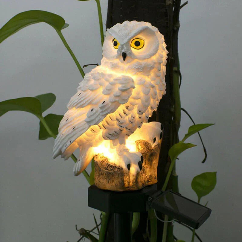 Nahaufnahme der OwlGlow Solar-Eule aus Resin, zeigt Textur und integrierte LED-Lichtquelle.