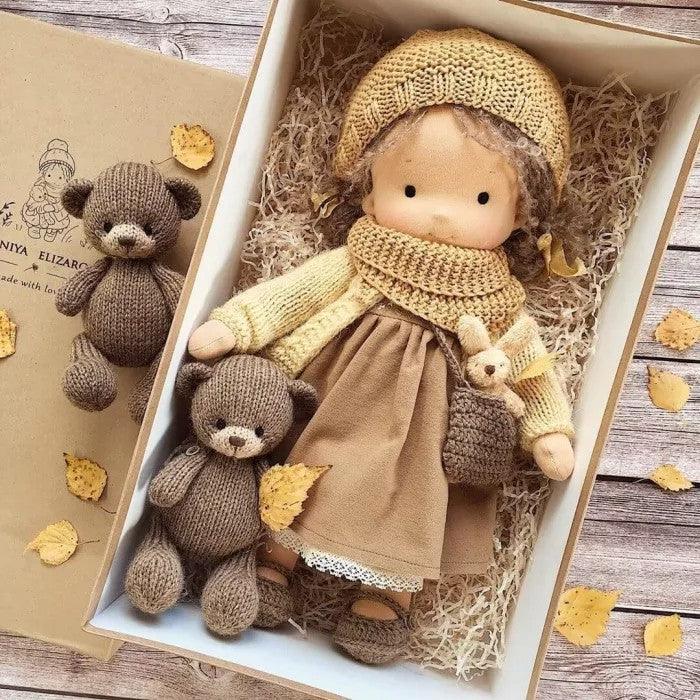 Sanfte Textur der Waldorf Puppe Poppi, 35cm, gefertigt aus hautfreundlicher Bio-Baumwolle, für zarte Kinderhände.