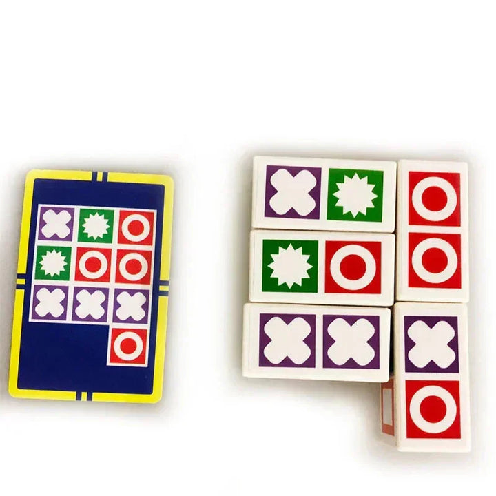 Kind spielt konzentriert mit dem pädagogischen Logikspiel aus Holz, fördert Problemlösung.
