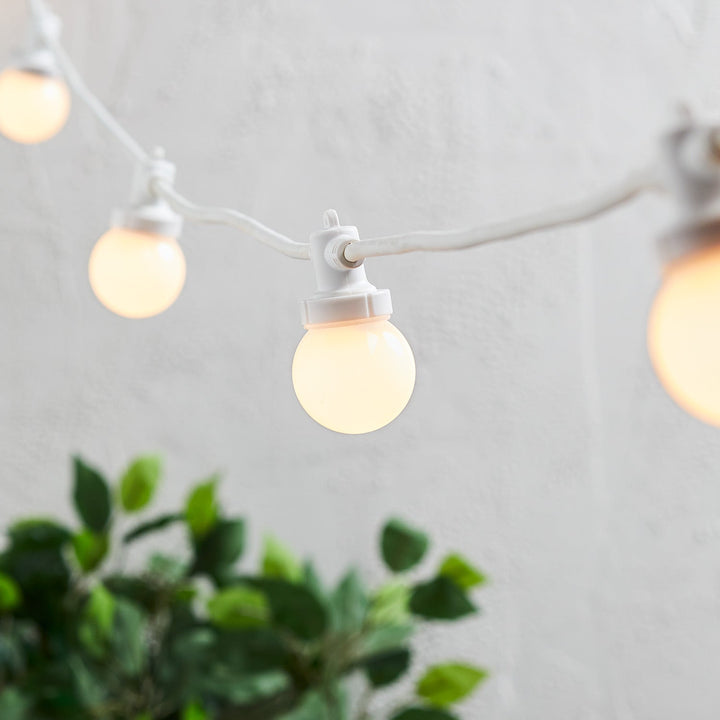 5m warmweiße LED Party Lichterkette für Außen, koppelbar & erweiterbar. Perfekt für Terrassenbeleuchtung oder Events.