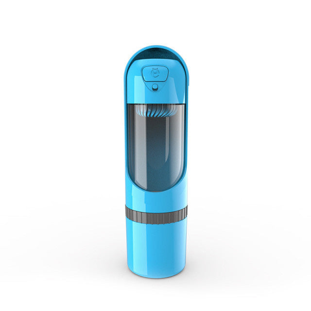 Die PawBuddy Futter- & Wasserflasche ist die ultimative Lösung für alle Hundeausflüge & Reisen. 2-in-1 Funktion.