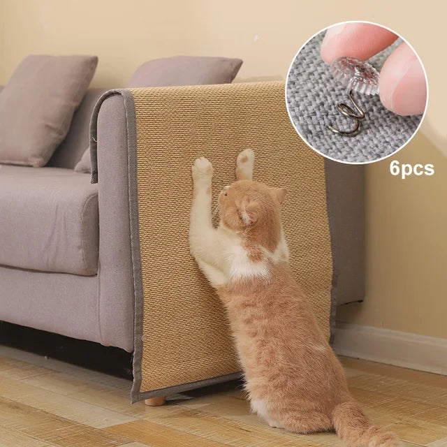 Katze kratzt am Sofa: PawsGuard Möbel Kratzschutz schützt Polstermöbel effektiv vor Kratzschäden durch Haustiere.