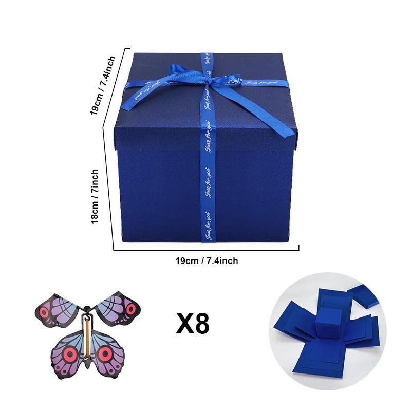 Schmetterlinge fliegen aus personalisierter Überraschungs-Explosionsbox zum Geburtstag.