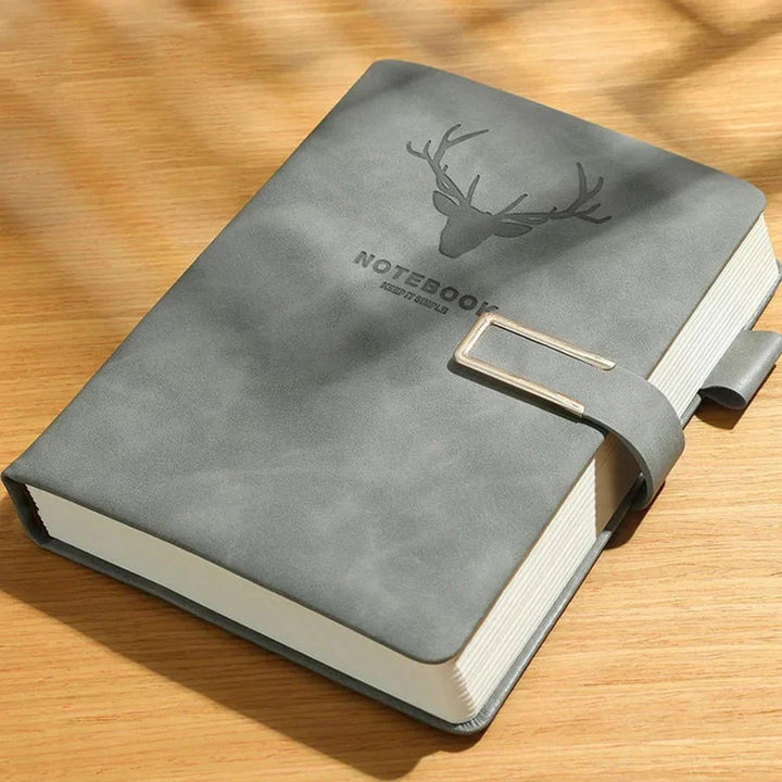 Nahaufnahme: Personalisiertes A5 Leder-Notizbuch (Blau) mit Initialen-Gravur und Lesezeichen; ideales Geschenk.