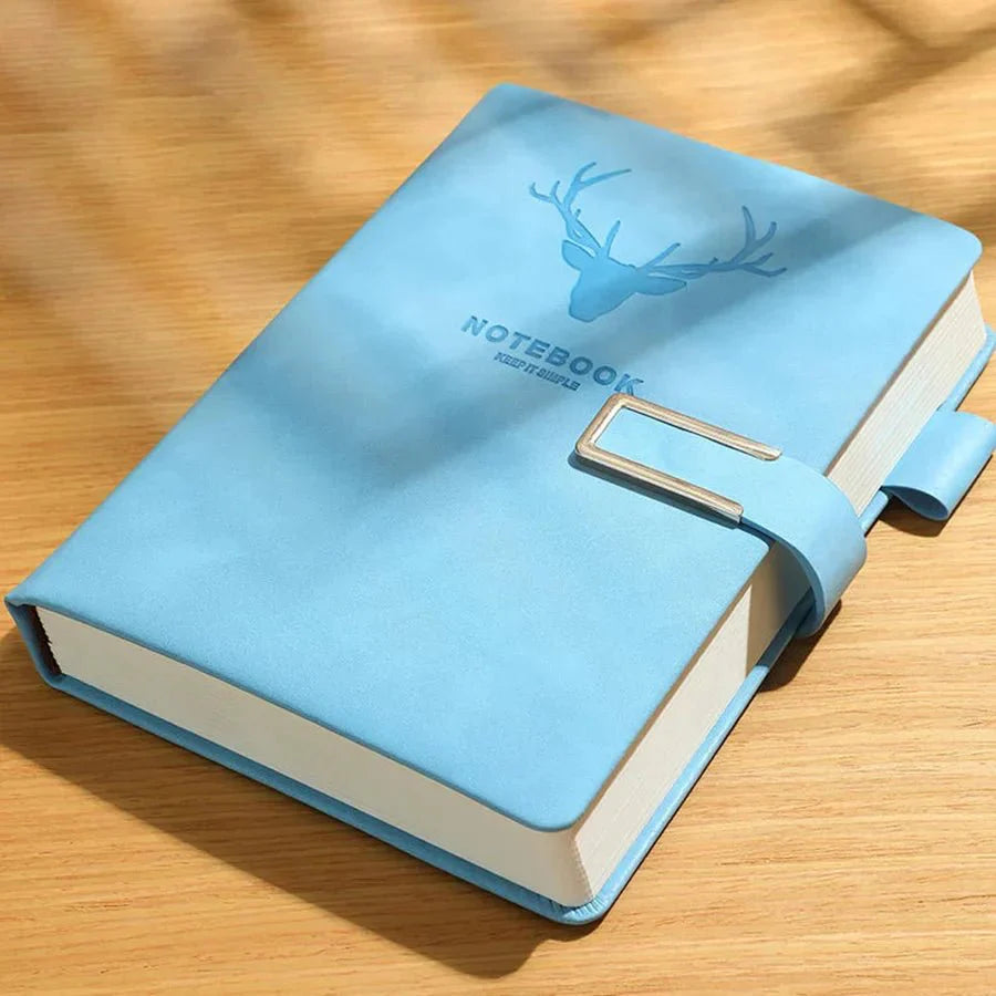 Ein personalisiertes A5 Leder-Notizbuch (Hellgrau) als elegantes Geschenk für Schreibliebhaber, mit Lesezeichen.