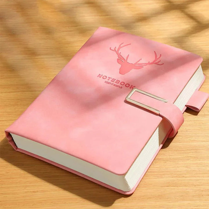 Robustes A5 Leder-Notizbuch, 200 Seiten, personalisierbar, mit Lesezeichen; in Rosa, Blau, Grün, Hellgrau.