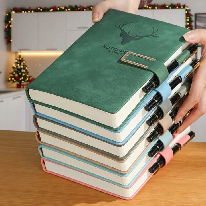 Hellgraues A5 Leder-Notizbuch, personalisierbar, mit passendem Lesezeichen; perfekt für Büro, Alltag & unterwegs.