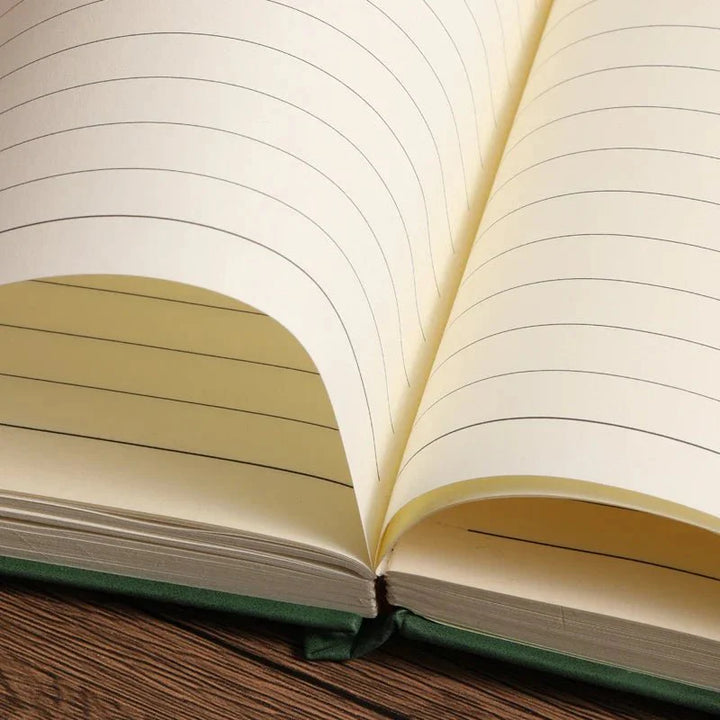 Hochwertiges personalisiertes DIN A5 Leder-Notizbuch mit 200 Seiten und praktischem Lesezeichen. Ein Must-have!