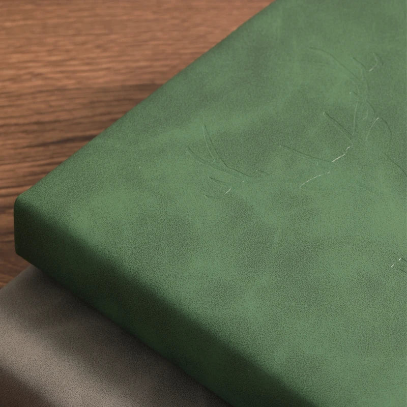 Offenes A5 Leder-Notizbuch (Rosa) mit Lesezeichen, personalisiert für kreatives Schreiben und Gedanken.