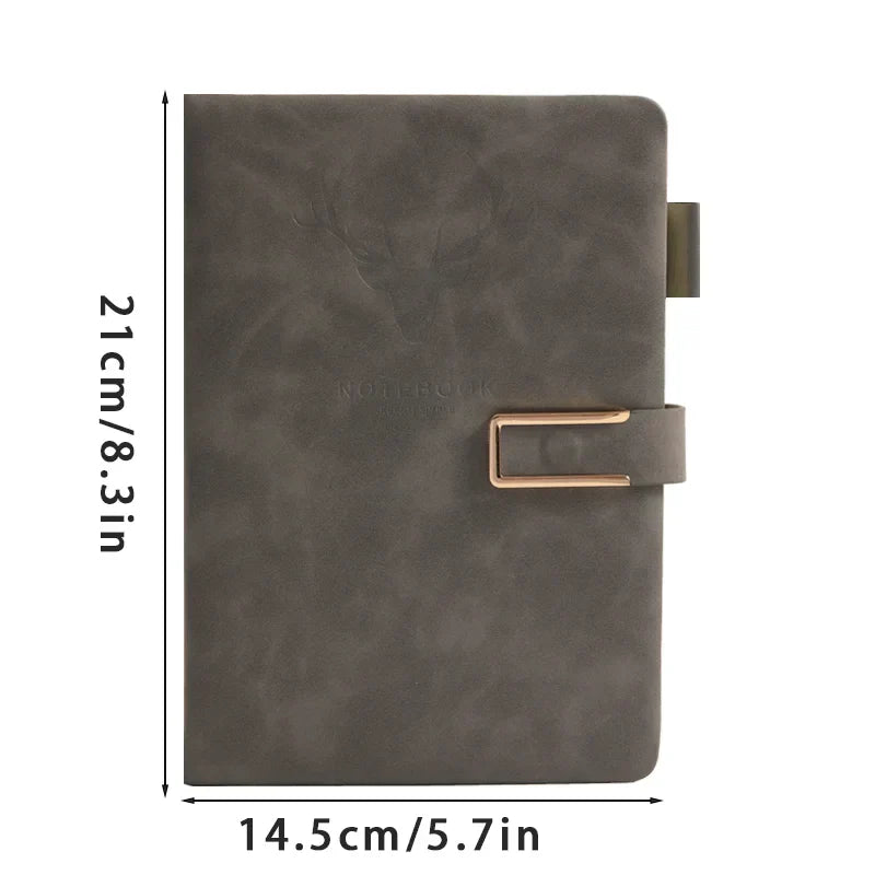 Stapel personalisierter A5 Leder-Notizbücher in Rosa, Blau, Grün & Hellgrau, jeweils mit Lesezeichen.