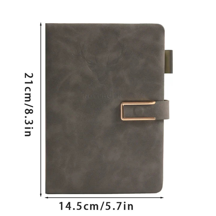 Stapel personalisierter A5 Leder-Notizbücher in Rosa, Blau, Grün & Hellgrau, jeweils mit Lesezeichen.