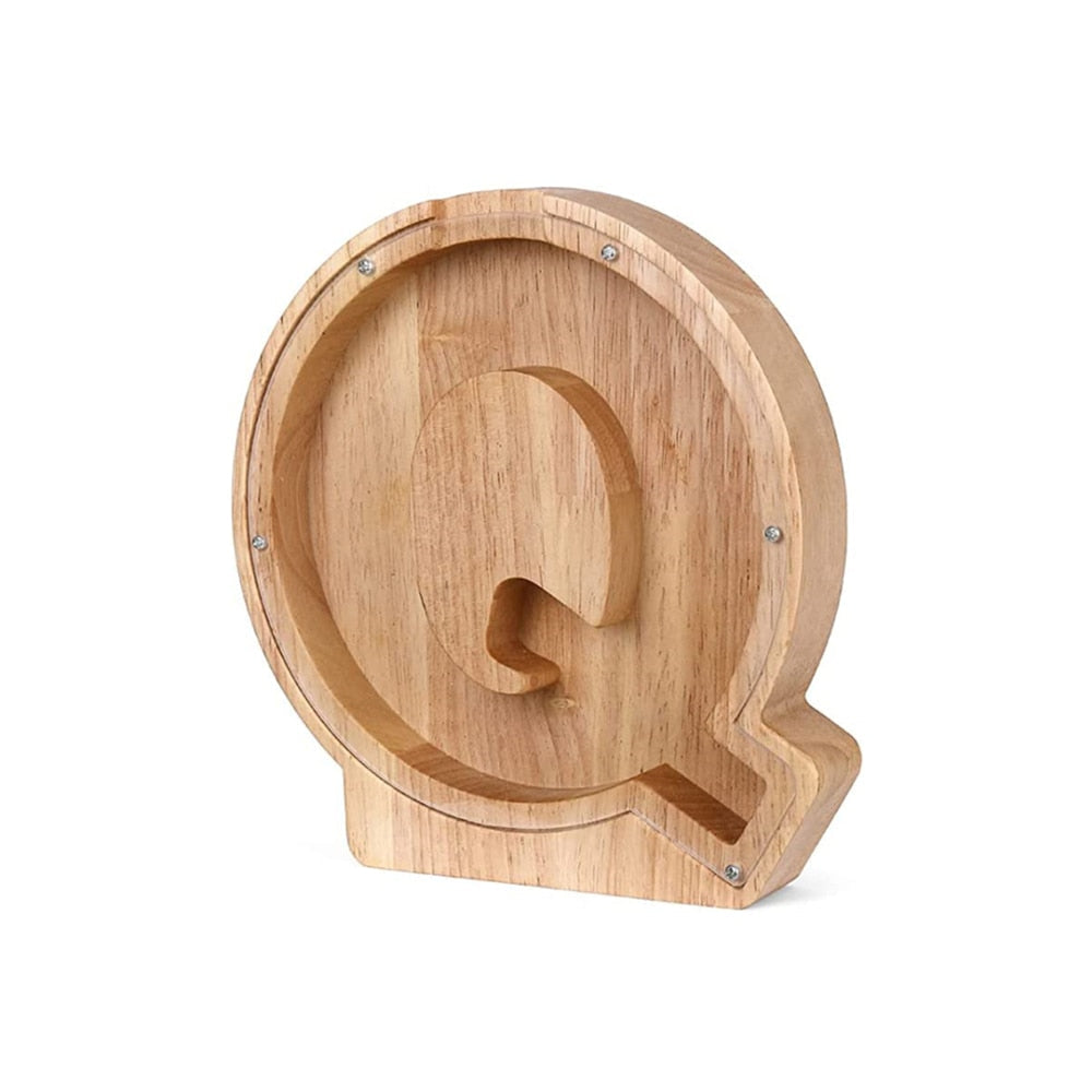 Detailaufnahme: Die personalisierten Holz-Buchstaben auf dem Sparschwein, liebevoll gestaltet.