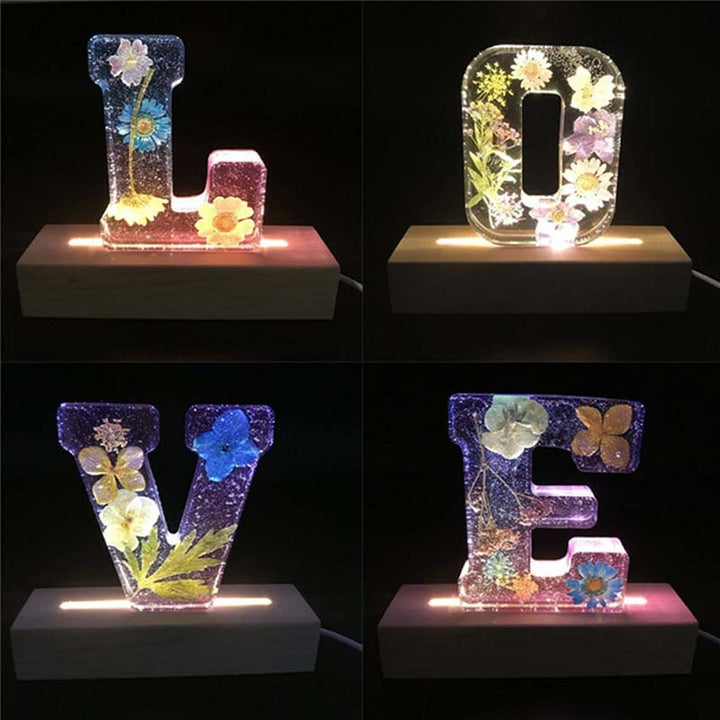 Elegantes LED-Nachtlicht mit Harzblumen und personalisierbarem Buchstaben, ideal als Tischlampe.