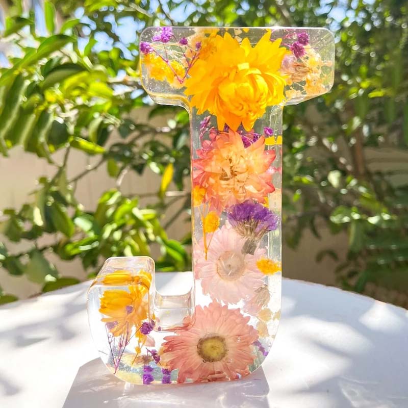 Modernes LED-Nachtlicht: personalisierte Buchstabenlampe mit bunten Harzblumen für frische Akzente.