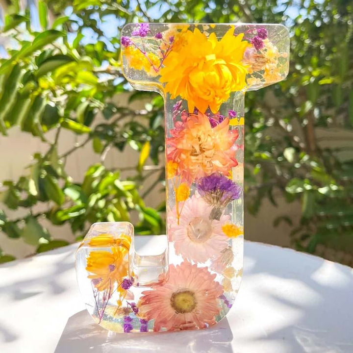 Modernes LED-Nachtlicht: personalisierte Buchstabenlampe mit bunten Harzblumen für frische Akzente.