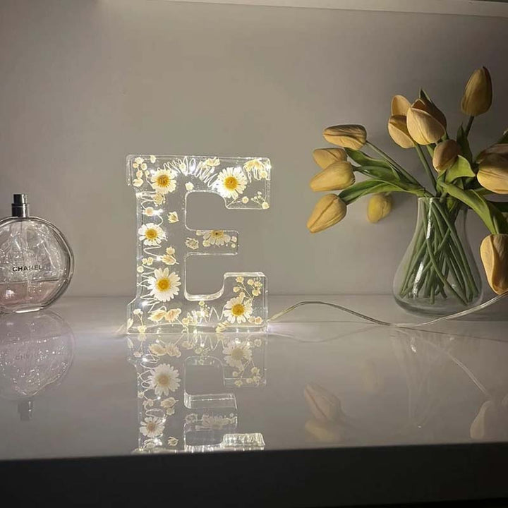 Exklusives LED-Nachtlicht als Geschenkidee, Buchstabenlampe mit Harzblumen für jede Altersgruppe.