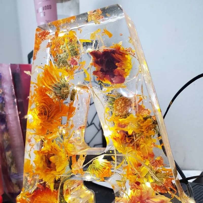 Bezauberndes LED-Nachtlicht, Buchstabenlampe mit integrierten Harzblumen, ideal für personalisierte Deko.
