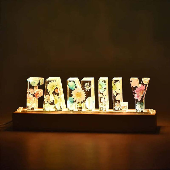 Individuelles LED-Nachtlicht, Buchstabenlampe mit echten Harzblumen als einzigartige Geschenkidee.