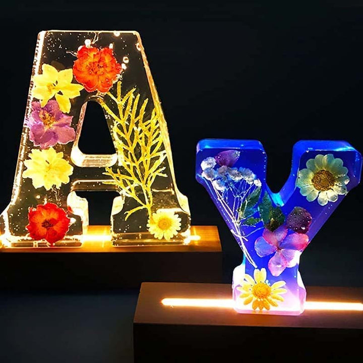 Stimmungsvolles LED-Nachtlicht, personalisierte Buchstabenlampe mit zarten Harzblumen-Details.