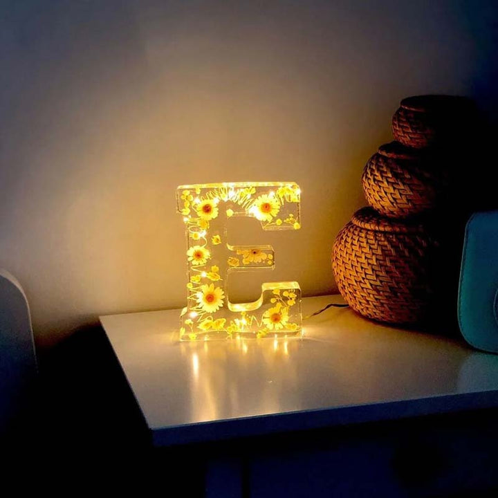 Wunderschöne Buchstabenlampe mit LED-Licht und eingegossenen Harzblumen für gemütliche Wohnzimmer.