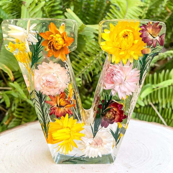 Einzigartiges Schlafzimmerlicht: personalisiertes LED-Nachtlicht mit Harzblumen und Wunschbuchstabe.