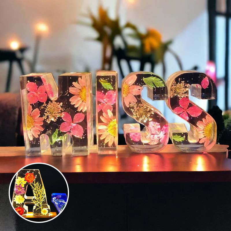 Kinderzimmerlampe: niedliches LED-Nachtlicht, personalisiert mit Harzblumen und Wunschinitial.