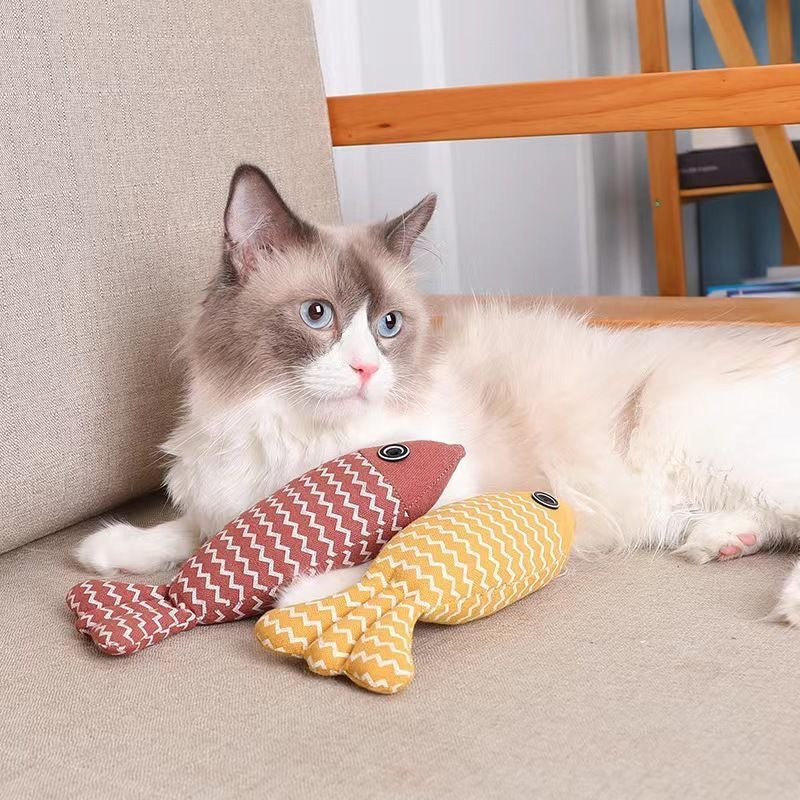 Detailansicht eines realistischen Fisch-Katzenspielzeugs aus Plüsch, gefüllt mit Katzenminze.