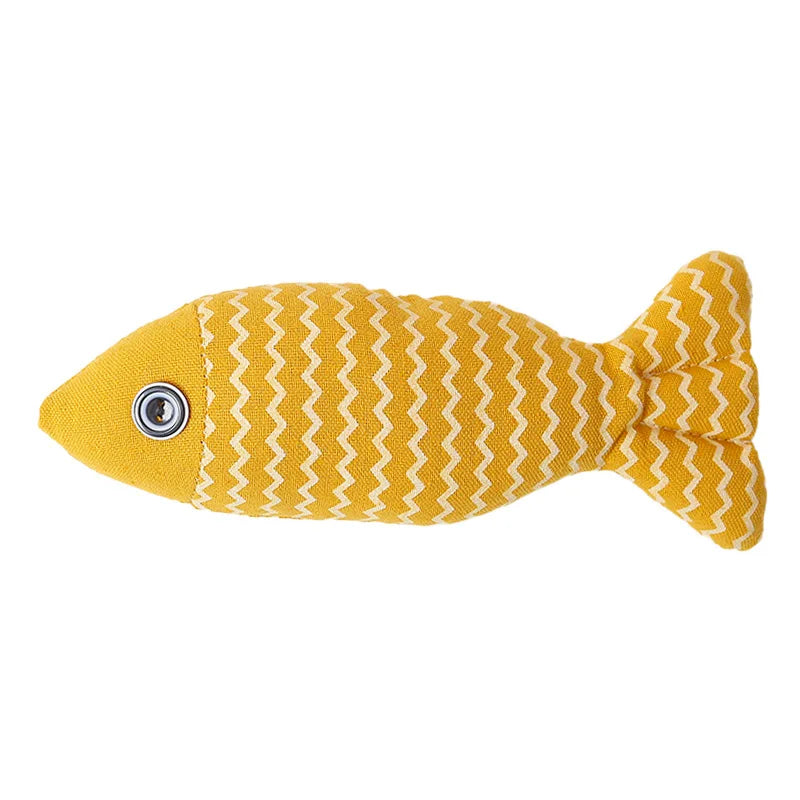 Glückliche Katze spielt mit weichem Fisch-Spielzeug, gefüllt mit frischer, anregender Katzenminze.