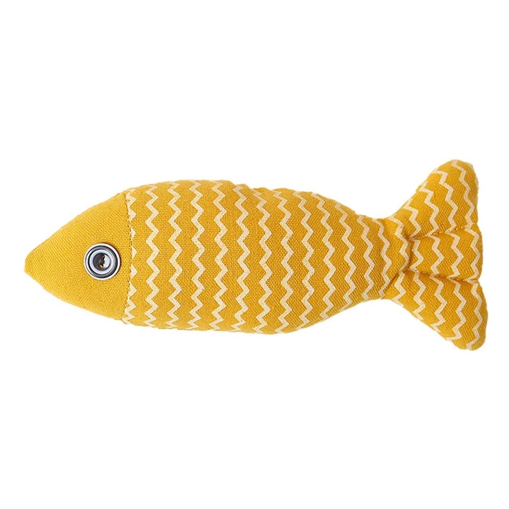 Glückliche Katze spielt mit weichem Fisch-Spielzeug, gefüllt mit frischer, anregender Katzenminze.
