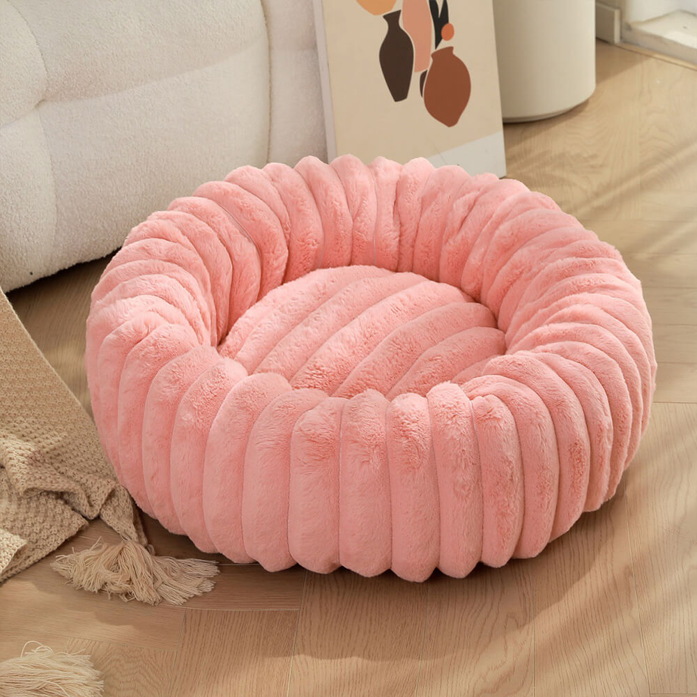 Ultraweiches Hundebett im Donut-Stil aus Plüsch, für maximale Gemütlichkeit.