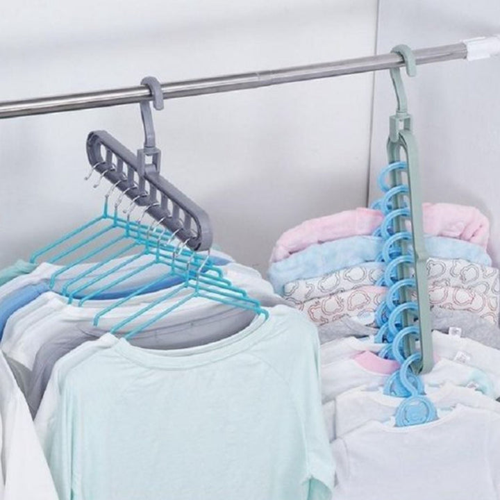 Praktisches Aufhängesystem: 2 Kleiderbügel-Organizer für maximale Platzersparnis im Kleiderschrank.