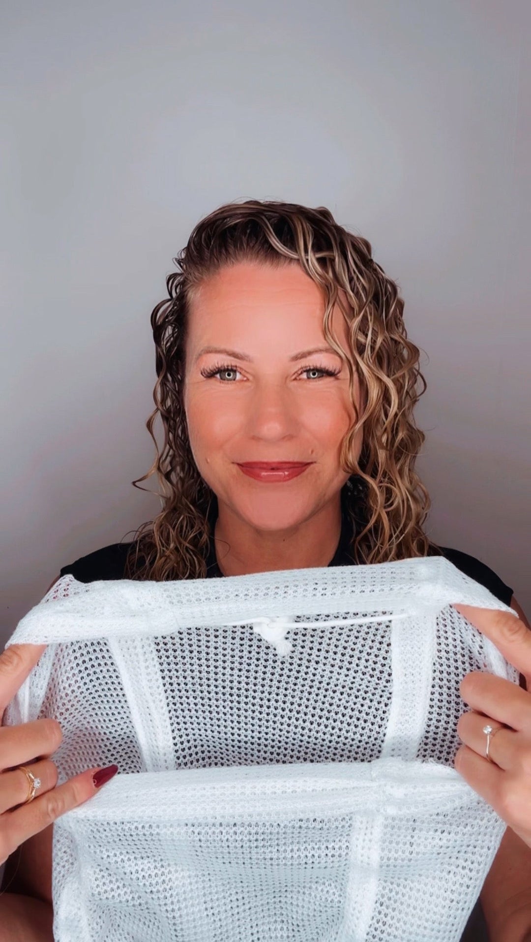 Plopp-Haube für definiertes Lockenstyling. Fördert gesunde, sprunghafte Locken ohne Frizz. Perfekte Lockenpflege.