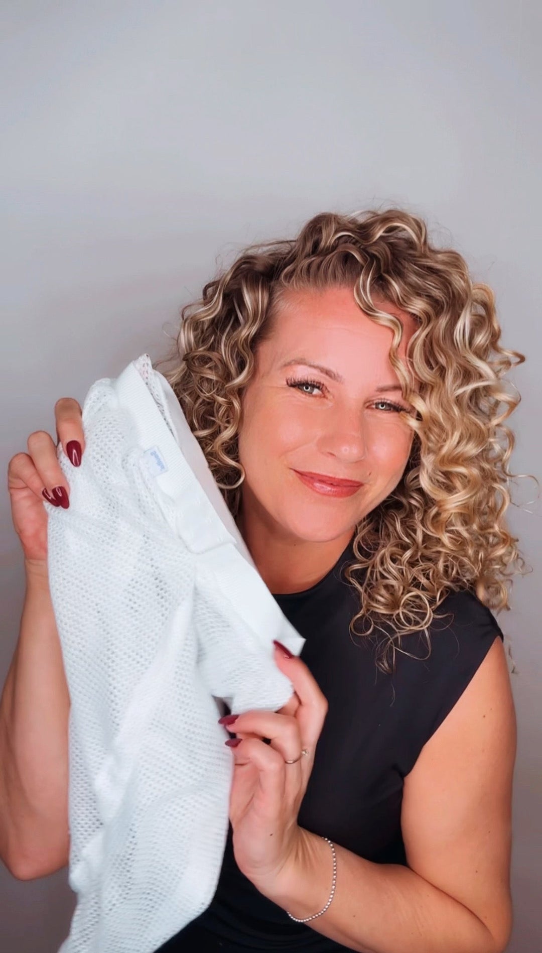 PloppHaube: die smarte Lockenpflege. Sanftes Haartrocknen, effektiver Anti-Frizz Schutz & perfekte Lockenstyling-Hilfe.