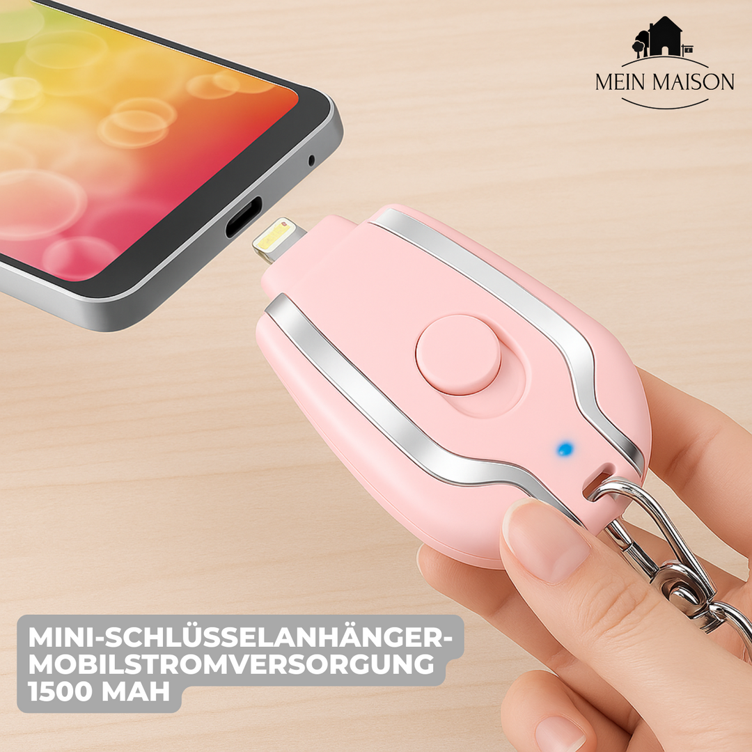 PowerMini Handy Zubehör, ergonomische Mini Powerbank in der Hand gehalten, tragbar.