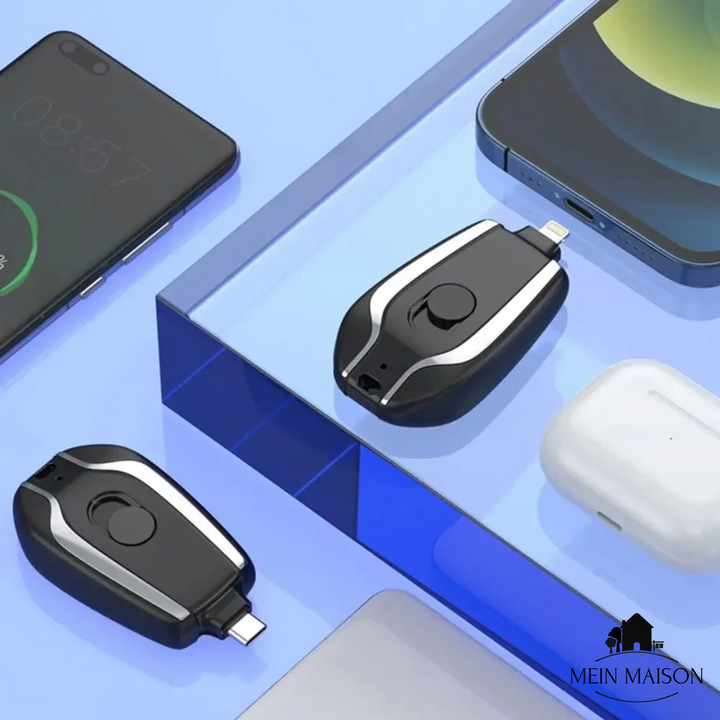 Smartphone wird mit der tragbaren PowerMini Notfall Powerbank geladen, Energie to go.