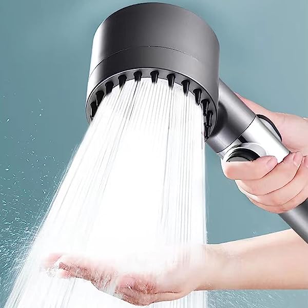 PowerSpray Hochdruck-Duschkopf für luxuriöses Spa-Erlebnis; starker, gleichmäßiger Wasserstrahl im modernen Badezimmer.