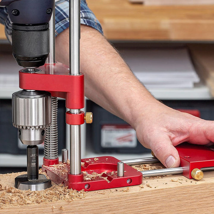 Universelle Dübelhilfe aus Metall, perfekt für Möbelbau und passgenaue Holzverbindungen.