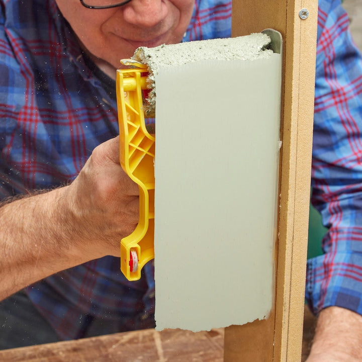 Saubere Kanten streichen leicht gemacht: Der Kantenroller sorgt für präzise Farbaufträge ohne Verschmieren beim Renovieren.